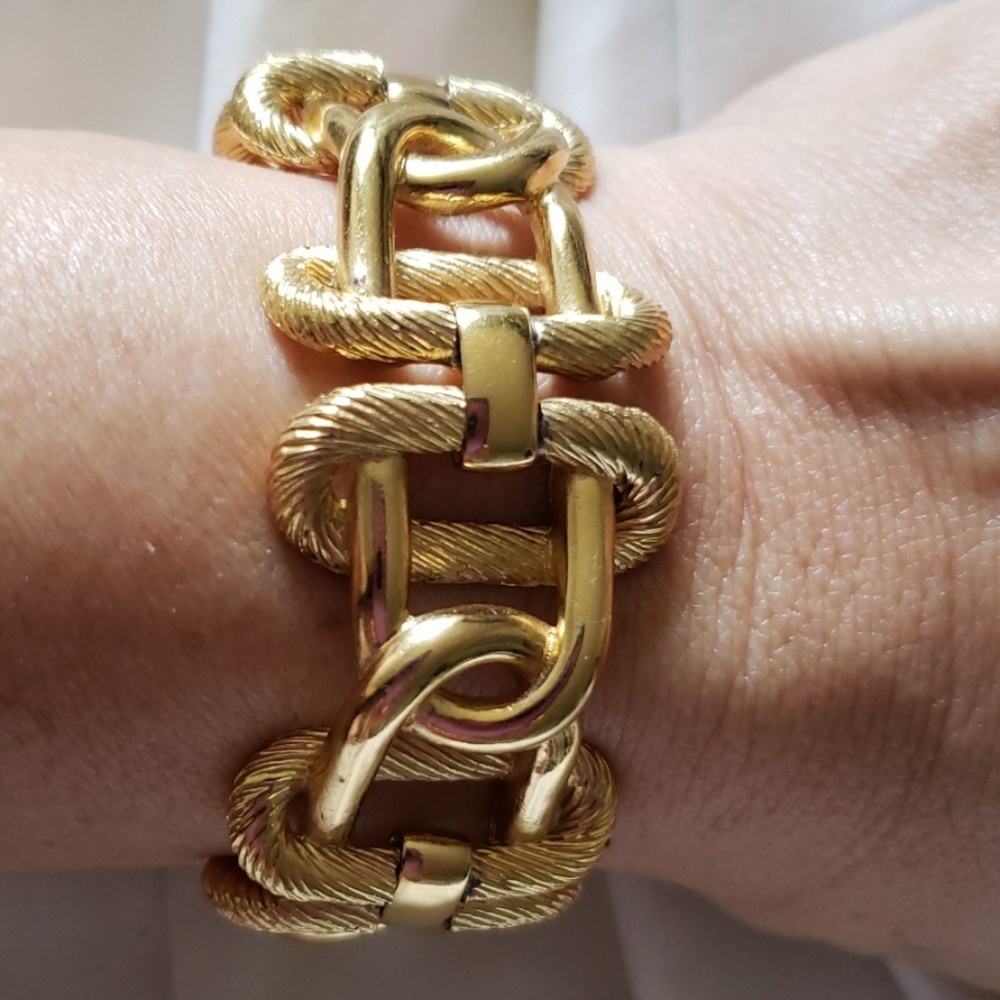 Vintage gold bracelet gorgeous design & clasp